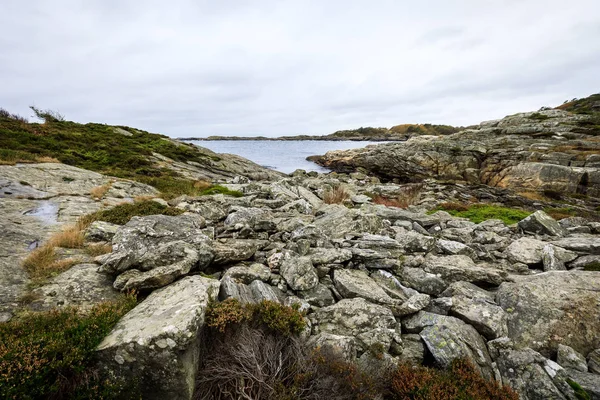 หินริมทะเลใน Flekkeroya คริสเตียนคริสเตียนในนอร์เวย์ — ภาพถ่ายสต็อก