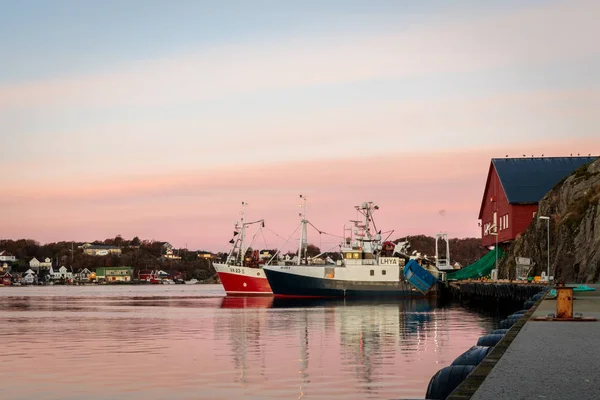 Flekkeroya, Kristiansand na Noruega - 27 de outubro de 2017: Barcos de pesca no cais junto à fábrica de redes envolventes-arrastantes em Geiteroya . — Fotografia de Stock