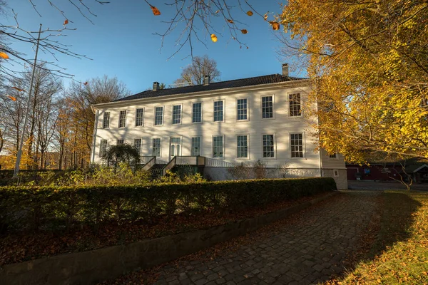 Kristiansand, Norge - oktober 22 2017: Utsidan av den gamla herrgården Gimle Gaard, en del av Vest-Agder Museum, i Kristiansand, Norge — Stockfoto