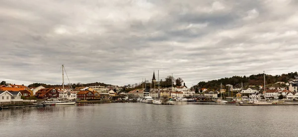 Grimstad, Noorwegen - oktober 31 2017: Grimstad haven en stad gezien vanaf een afstand, Noorwegen, Europa. Panorama — Stockfoto