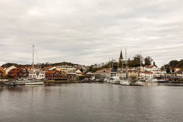 Grimstad, Noorwegen - oktober 31 2017: Grimstad haven en stad gezien vanaf een afstand, Noorwegen, Europa. Panorama — Stockfoto