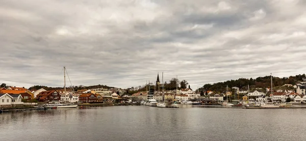 Grimstad, Noruega - 31 de outubro de 2017: Porto e cidade de Grimstad vistos de longe, Noruega, Europa. Panorama — Fotografia de Stock