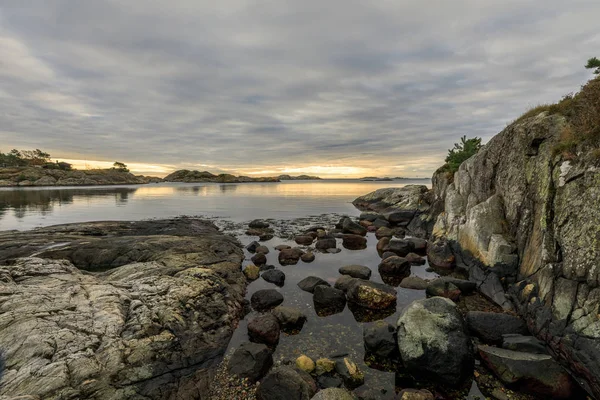 Meereslandschaft mit Felsen, Meer und Wolken. Grimstad in Norwegen — Stockfoto