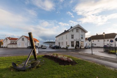 Lillesand, Norveç - 10 Kasım 2017: Çapa salonu ve Restoran arka planda bir parkta. Okyanus ve gökyüzü.