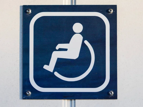 Disabilitare WC o WC segno sulla porta in blu e bianco — Foto Stock