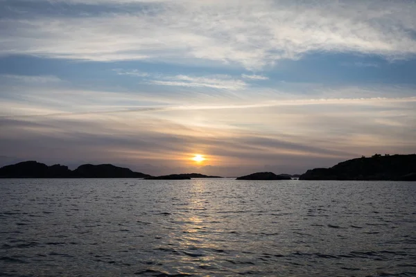 Солнце садится над архипелагом, Кристиансанд, Норвегия — стоковое фото