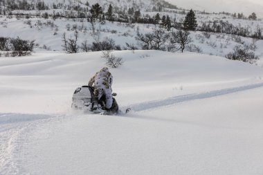 Adam arkadan gördüm kar, Snowmobile sürüş