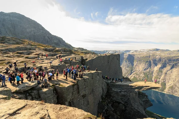 Trolltunga, Noorwegen - 26 augustus 2017: Veel mensen in een lange lijn wachten om eruit te komen op de Trolltunga voor hun foto. — Stockfoto