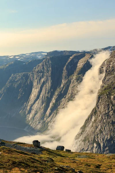 De landschappen van de Noorse bergen op het spoor aan de Trolltunga — Stockfoto