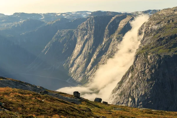 Τα τοπία της οροσειράς Νορβηγικά στην πίστα να χώρου (Trolltunga) — Φωτογραφία Αρχείου