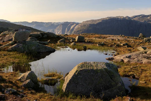 Piccolo stagno sulla pista per Trolltunga, in un bellissimo paesaggio a Odda, Norvegia — Foto Stock