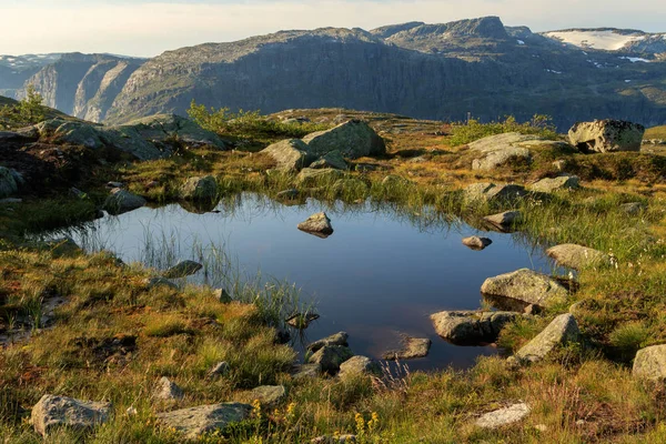 Trolltunga, yolda Odda, Norveç'te güzel bir manzara içinde küçük gölet