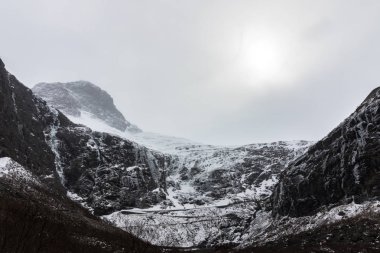 Trollstigen Nisan 2017 karda ile. Bu yılan gibi dağ yolu Rauma Belediye, daha fazla og Romsdal İlçesi, Norveç kışın kapalı.