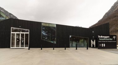 Rauma, Norveç - 19 Nisan 2017 Romsdalen: Trollveggen Ziyaretçi Merkezi şu Trollveggen kenarında.