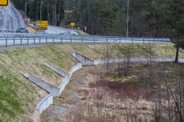 Austefjord in volda, norwegen - 19. april 2017: Tunnel wurden unter der Straße gegraben, damit die Kröten sicher zum Brutplatz im lisjevatnet gelangen können. — Stockfoto