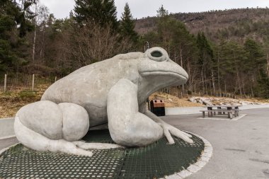 Austefjorden Volda, Norveç - 19 Nisan 2017: ortak bir kurbağa, Bufo bufo, Robert Steinnes tarafından yapılmış heykeli.