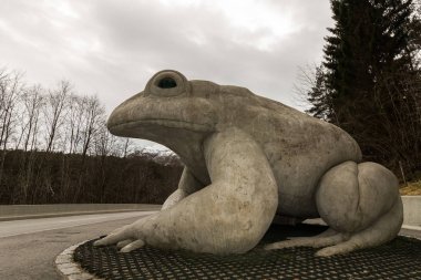 Austefjorden Volda, Norveç - 19 Nisan 2017: ortak bir kurbağa, Bufo bufo, Robert Steinnes tarafından yapılmış heykeli.