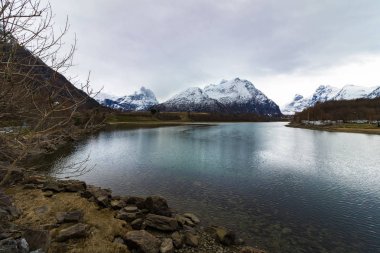 Rauma nehri boyunda, kar ile kaplı dağlar içinde belgili tanımlık geçmiş.