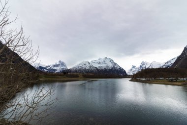 Rauma nehri boyunda, kar ile kaplı dağlar içinde belgili tanımlık geçmiş.