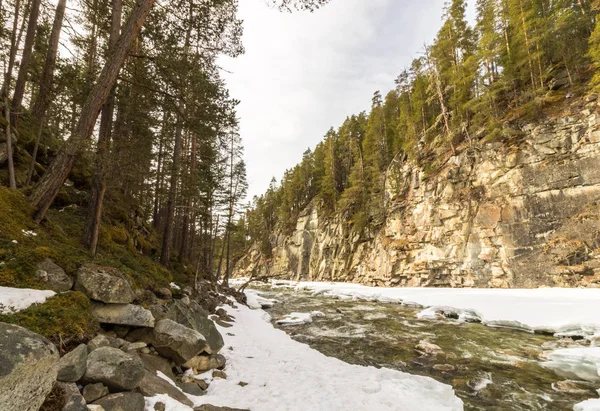 Río Jora, en Dombaas, Oppland, Noruega. Nieve — Foto de Stock