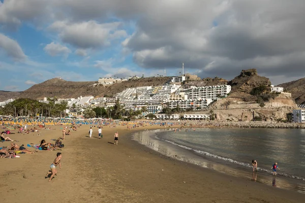 GRAN CANARIA, SPAIN - DECEMBER 10, 2017: People visit Puerto Rico Beach in Gran Canaria, Spain. Canary Islands had 13.3 million visitors in 2016. — Stock Photo, Image