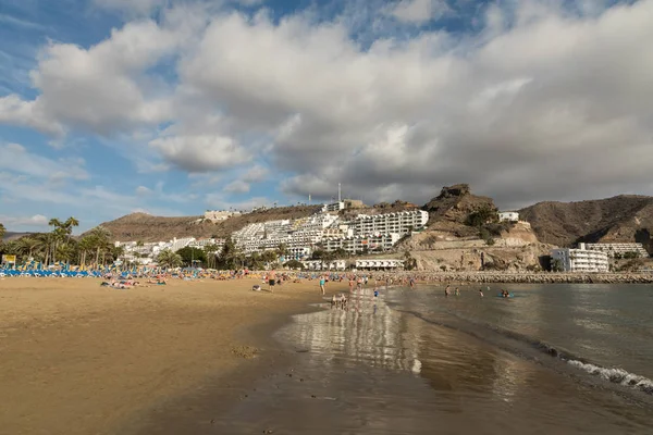 GRAN CANARIA, SPAIN - DECEMBER 10, 2017: People visit Puerto Rico Beach in Gran Canaria, Spain. Canary Islands had 13.3 million visitors in 2016. — Stock Photo, Image