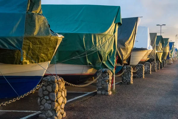 Barcos cubiertos con lona en almacenamiento de invierno — Foto de Stock