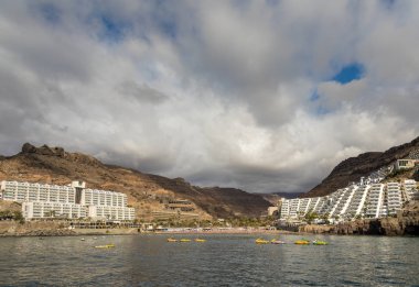 Taurito, Gran Canaria. Plaj ve denizden görülen otelleri