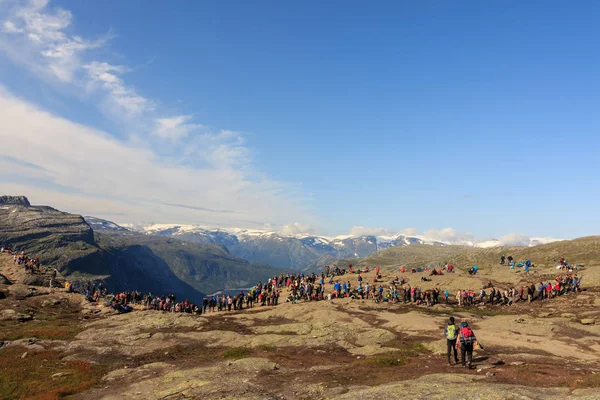 Trolltunga, Noruega - 26 de agosto de 2017: Mucha gente esperando en una larga fila para salir a la Trolltunga para su fotografía . — Foto de Stock