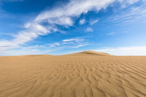 Zand in de duinen van Maspalomas, een kleine woestijn op Gran Canaria, Spanje. Zand en hemel. — Stockfoto