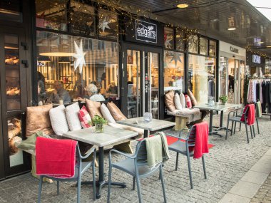 Kristansand, Norveç, 22 Aralık 2017: Açık sandalye ve masa Edgars Bakeri, Kristiansand şehir bir fırında.