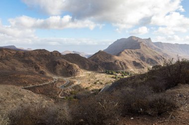 Gran Canaria, İspanya dağlarında büyük dağlar arasında dolambaçlı yol kavisli