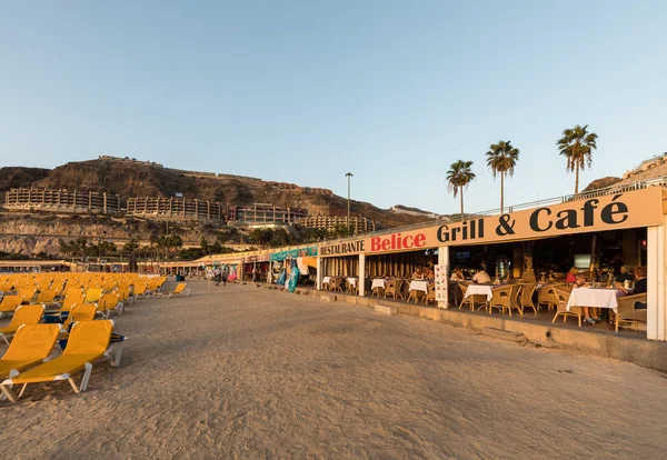 Amadores, Gran Canaria, Spanyolország - 2017. December 14.: napozóágyak, üzletek és éttermek a népszerű Amadores strandtól a. — Stock Fotó