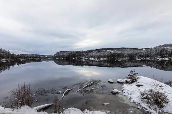 Paysage hivernal, eau libre dans le lac, partie sud de la Norvège — Photo