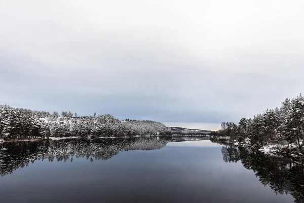 Paisaje invernal, aguas abiertas en el río Otra, parte sur de Noruega — Foto de Stock