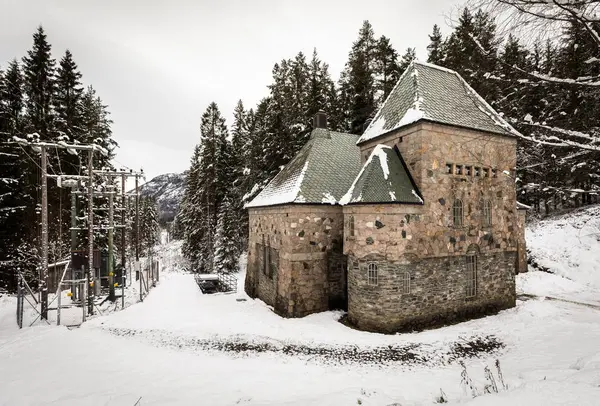 Bygland, Noruega - 2 de diciembre de 2017: Longerak Power Station, una hermosa, antigua y muy pequeña central hidroeléctrica de piedra construida en Setesdal, Noruega — Foto de Stock