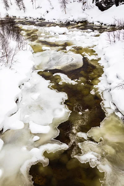 Un arroyo de invierno entre el hielo y la nieve, en las montañas de Setesdal, Noruega — Foto de Stock
