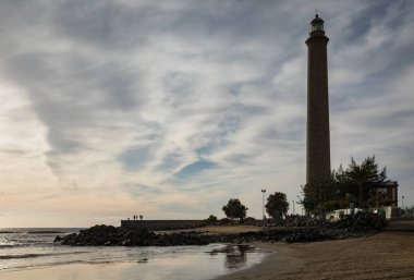 Maspalomas, güzel plaj arka planda, Gran Canaria, İspanya Faro de Maspalomas veya Maspalomas deniz feneri ile
