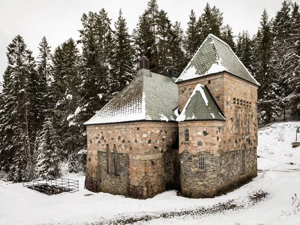Bygland, Norveç - 2 Aralık 2017: Longerak güç istasyonu, bir güzel, eski ve çok küçük taş buildt hidro elektrik santrali Setesdal, Norveç