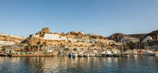 Puerto Rico, Gran Canaria - December 12 2017: Marina of Puerto Rico, a very popular travel destination. Sailboats in the harbor. Hotels in the background. — Stock Photo, Image