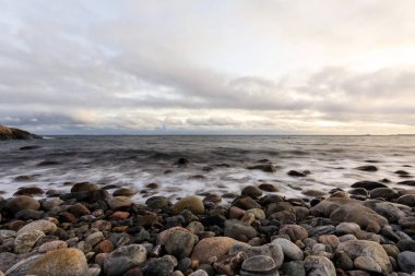 Hove, Arendal, Norveç'te Tromoy sahilinde çakıl. Raet Milli Parkı. Uzun pozlama.