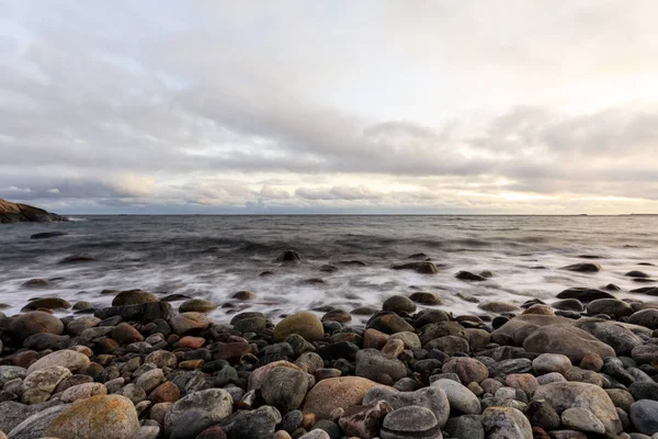 Hove, Arendal, Norveç'te Tromoy sahilinde çakıl. Raet Milli Parkı. Uzun pozlama.