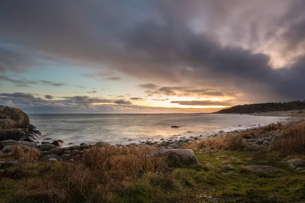 Coucher de soleil à Hove, Tromoy à Arendal, Norvège. Parc national Raet . — Photo