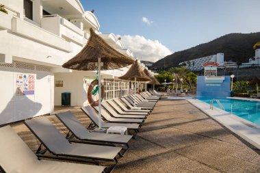 Porto Riko, Gran Canaria - 17 Aralık 2017: Portonovo Hotel Porto Riko'da, boş şezlong sabah.
