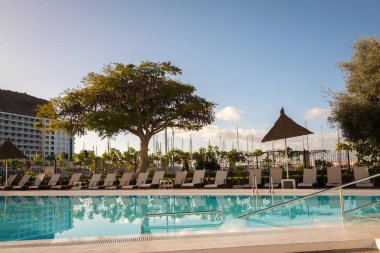 Porto Riko, Gran Canaria - 17 Aralık 2017: Portonovo Hotel Porto Riko'da, boş şezlong sabah.