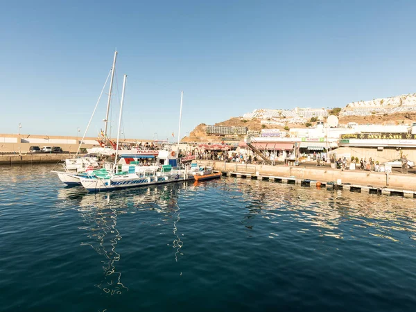 Puerto Rico, Gran Canaria - December 12 2017: Marina of Puerto Rico, tourists going on boat trips in the morning. Many companies offers boat trips for fishing and sightseeing. — Stock Photo, Image