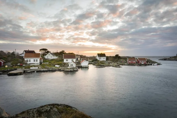 Lillesand, Norvégia - 2017. November 7.: Ulvoysund, az óceán és a Ytre Ulvoya, az esti fényben a régi házak. — Stock Fotó