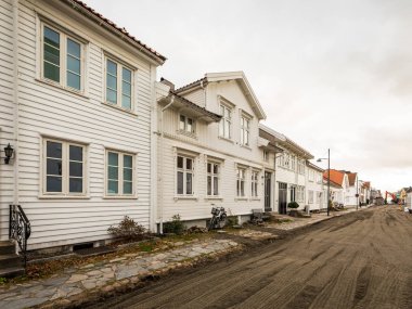 Kristiansand, Norveç - 8 Kasım 2017: Posebyen Street view, Kristiansand, Old Town tarihi eski ahşap ile ev sahipliği yapmaktadır. Roadworks sokakta.