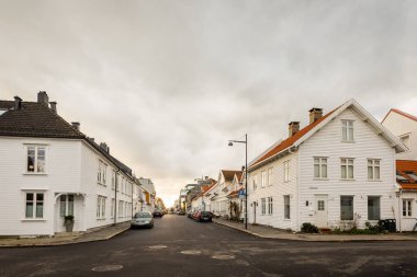 Kristiansand, Norveç - 8 Kasım 2017: Street view Posebyen, Kristiansand, Old Town tarihi binaları ve araba ile. Skippergata Holbergs kapısı karşılar.