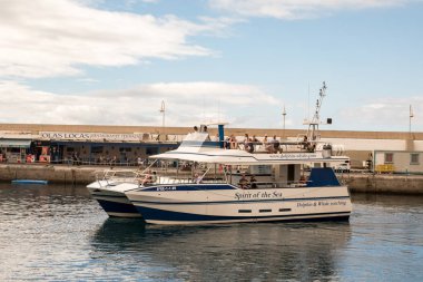 Porto Riko, Gran Canaria - 16 Aralık 2017: Marina Puerto Rico, The Sea Spirit yunuslar ve balinalar izlemek turistler için gezi geziler sunuyor.